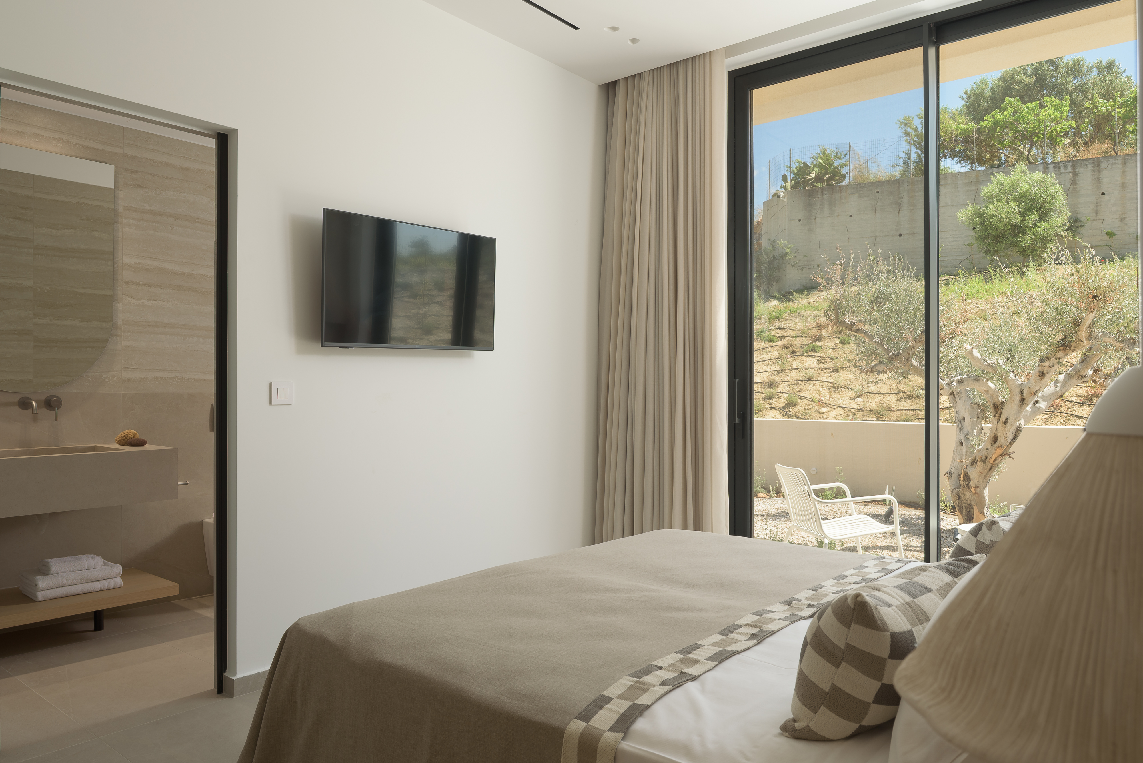The bedroom features en-suite bathroom with walk in shower & direct access to the terrace.